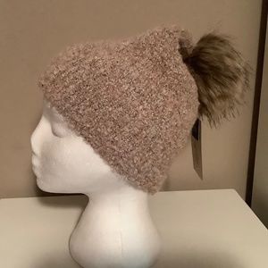 New Universal Threads ladies winter hat, mauve, color,faux fur ball on top